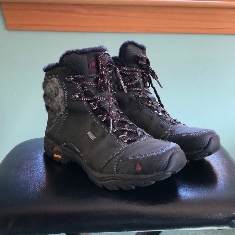 Ahnu by Teva Montara Luxe winter hiking boot 8.5